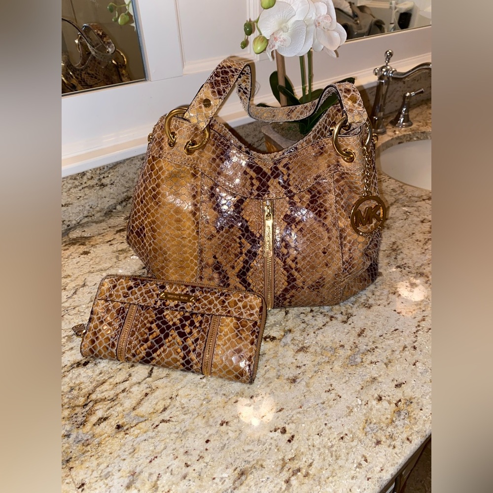 MICHAEL KORS DESIGNER HANDBAG WITH MATCHING WALLET